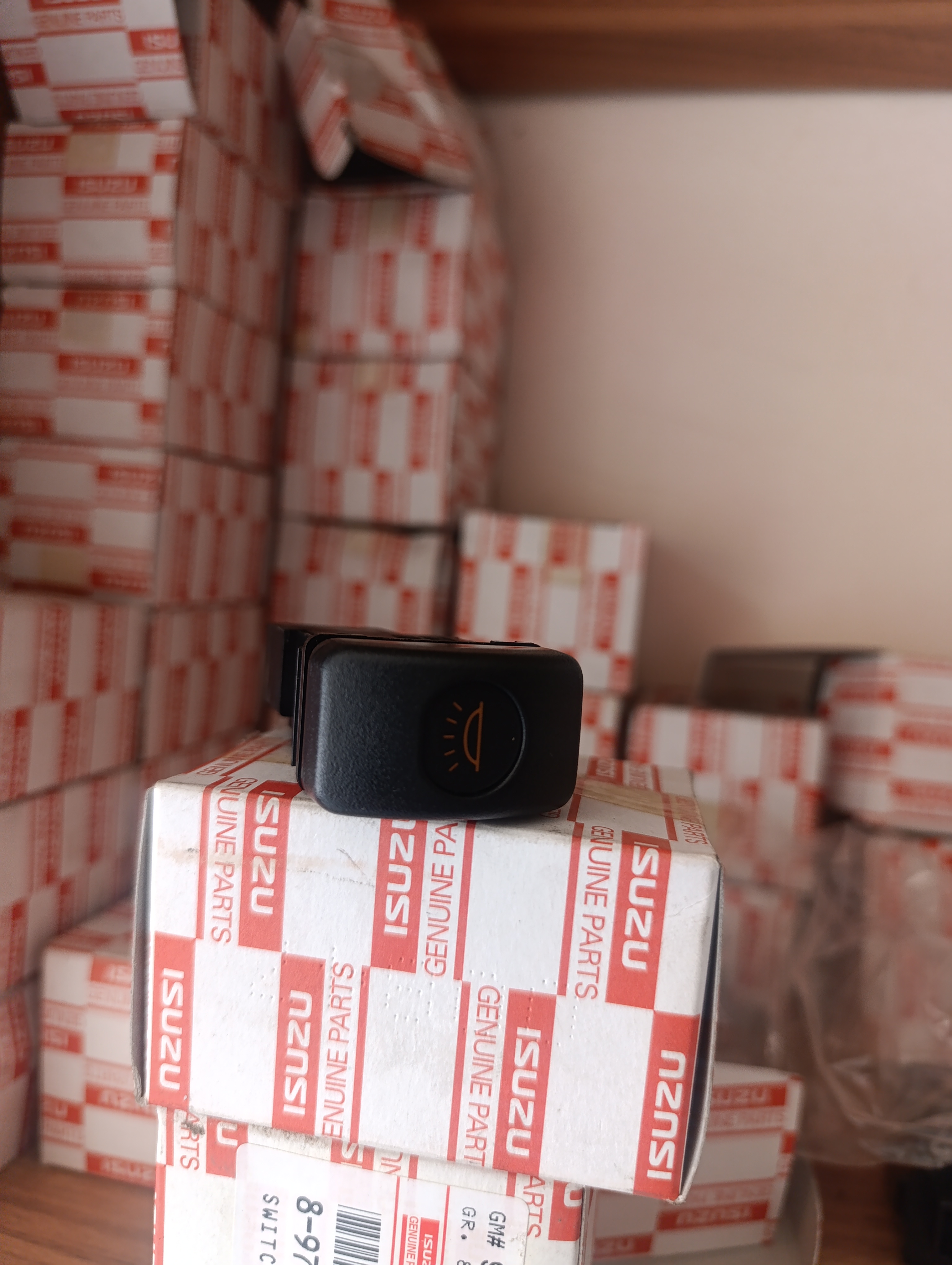 کلید چراغ سقف ایسوزو